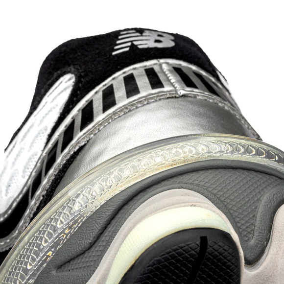 🪙📎 NEW BALANCE 9060 METALLIC SILVER GLOW IN THE DARK 🪙📎 - Picture 4 of 5